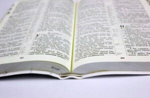 Библия 077TI кожа, белая, без замка, с поисковыми индексами